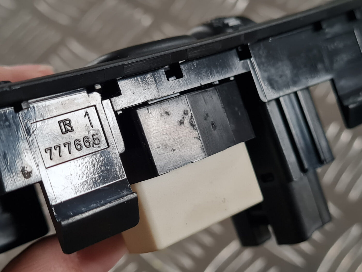 Mērinstrumentu paneļa pārslēgšanas pogas priekš TOYOTA AVENSIS 2007 UNIVERSAL