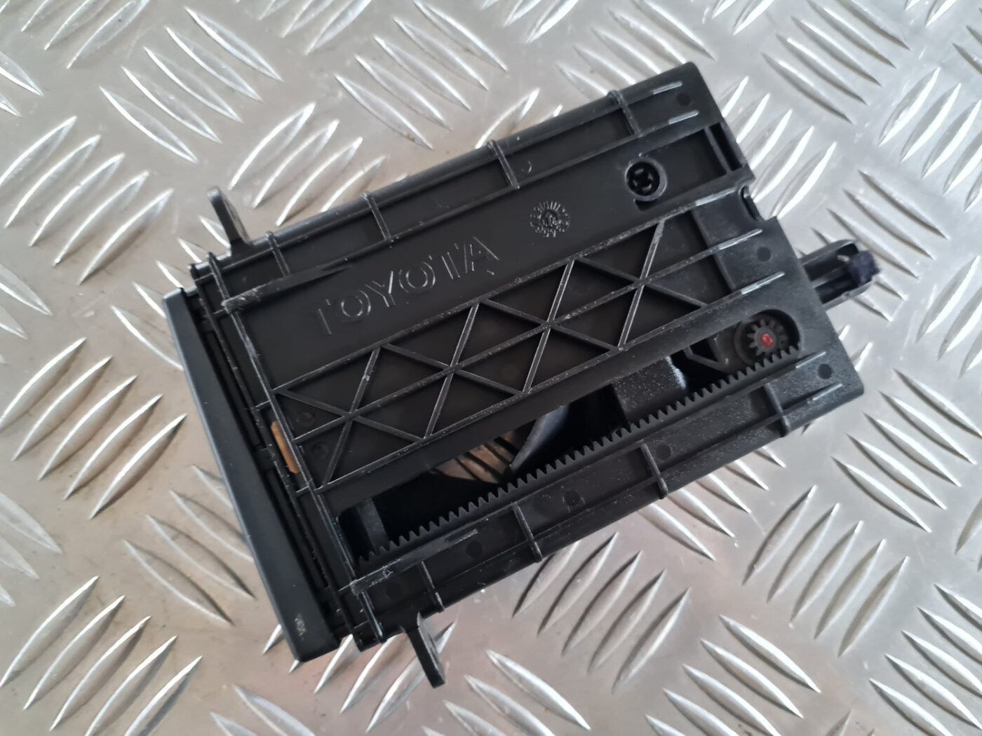 Krūzes turētājs priekš TOYOTA AVENSIS 2007 UNIVERSAL 4 Krūzes turētājs priekš TOYOTA AVENSIS 2007 UNIVERSAL