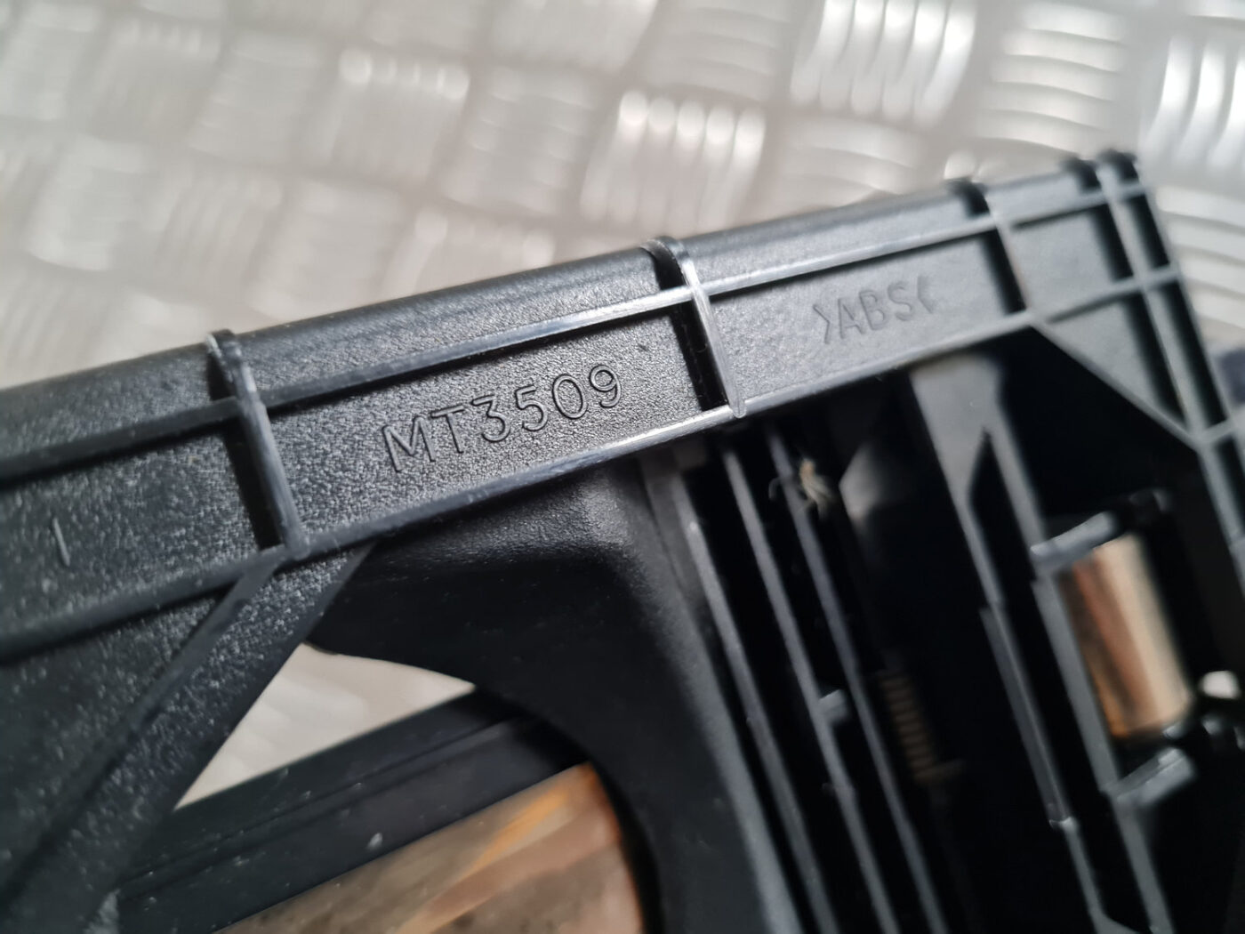 Krūzes turētājs priekš TOYOTA AVENSIS 2007 UNIVERSAL 3 Krūzes turētājs priekš TOYOTA AVENSIS 2007 UNIVERSAL