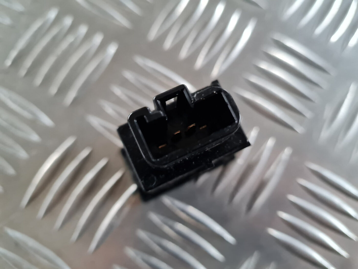 Degvielas tvertnes atvēršanas poga priekš TOYOTA AVENSIS 2007 UNIVERSAL 2 Degvielas tvertnes atvēršanas poga priekš TOYOTA AVENSIS 2007 UNIVERSAL