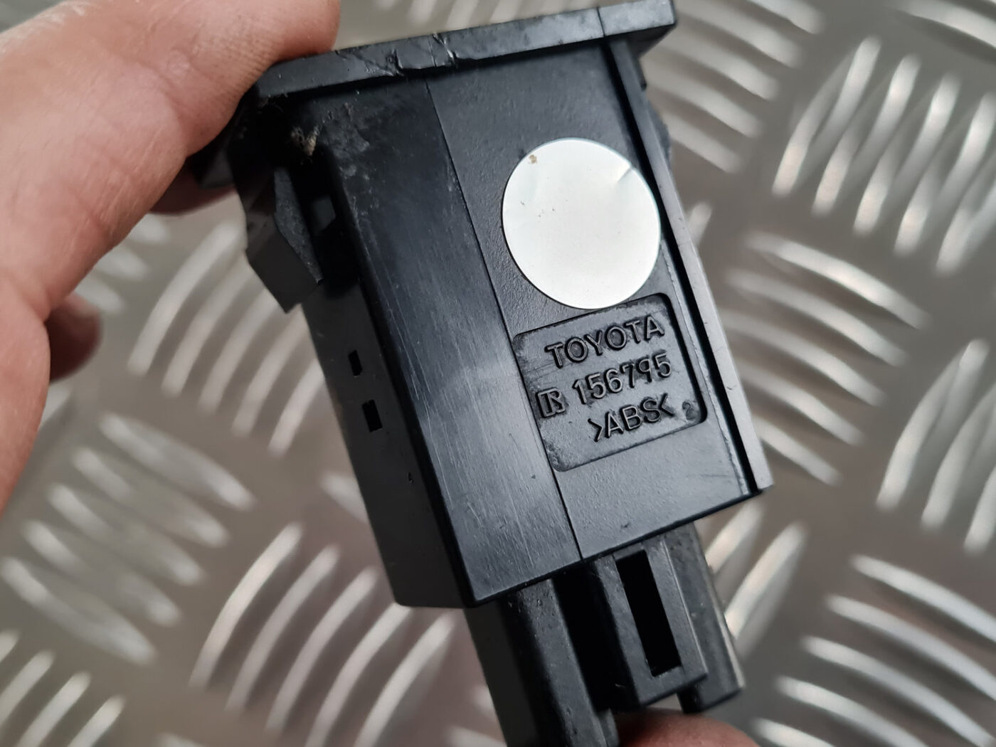 Degvielas tvertnes atvēršanas poga priekš TOYOTA AVENSIS 2007 UNIVERSAL 3 Degvielas tvertnes atvēršanas poga priekš TOYOTA AVENSIS 2007 UNIVERSAL