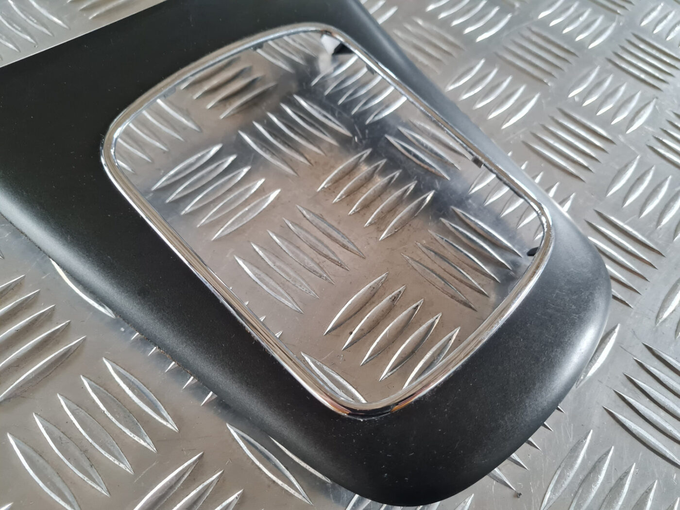 Dekoratīvs rāmis pārnesumu selektoram priekš TOYOTA AVENSIS 2007 UNIVERSAL 2 Dekoratīvs rāmis pārnesumu selektoram priekš TOYOTA AVENSIS 2007 UNIVERSAL