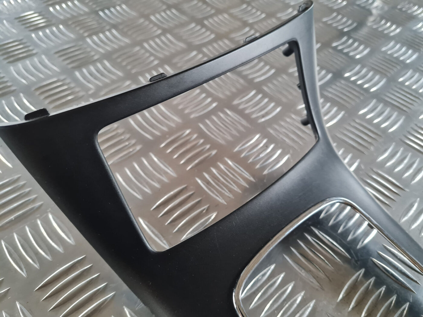 Dekoratīvs rāmis pārnesumu selektoram priekš TOYOTA AVENSIS 2007 UNIVERSAL 5 Dekoratīvs rāmis pārnesumu selektoram priekš TOYOTA AVENSIS 2007 UNIVERSAL