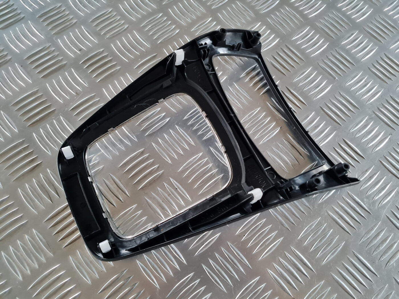 Dekoratīvs rāmis pārnesumu selektoram priekš TOYOTA AVENSIS 2007 UNIVERSAL 4 Dekoratīvs rāmis pārnesumu selektoram priekš TOYOTA AVENSIS 2007 UNIVERSAL