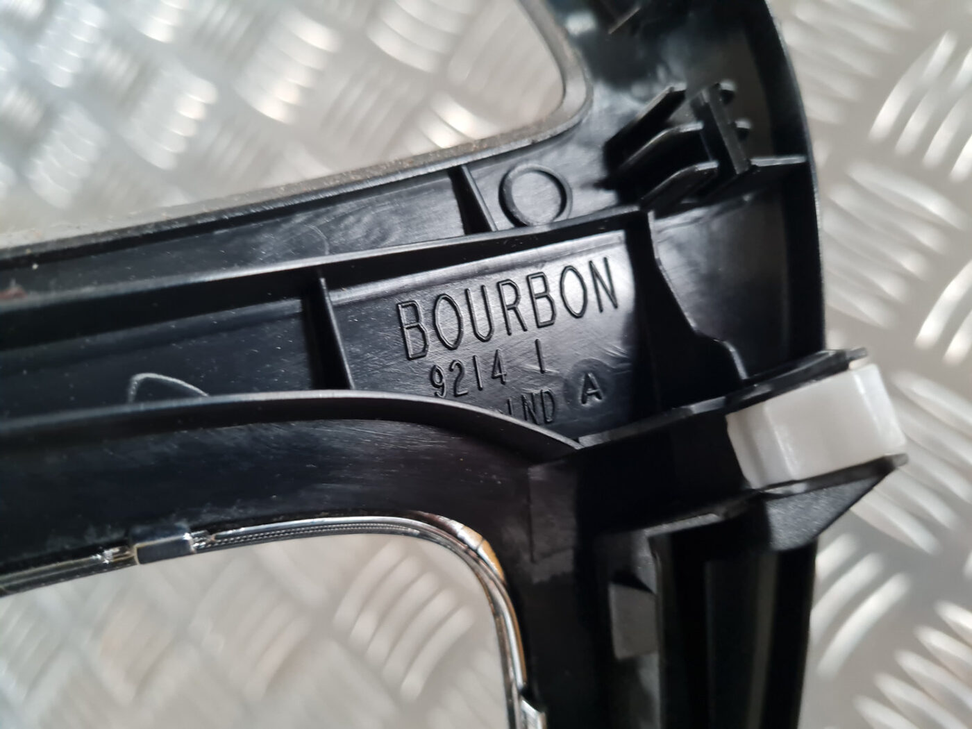 Dekoratīvs rāmis pārnesumu selektoram priekš TOYOTA AVENSIS 2007 UNIVERSAL 3 Dekoratīvs rāmis pārnesumu selektoram priekš TOYOTA AVENSIS 2007 UNIVERSAL