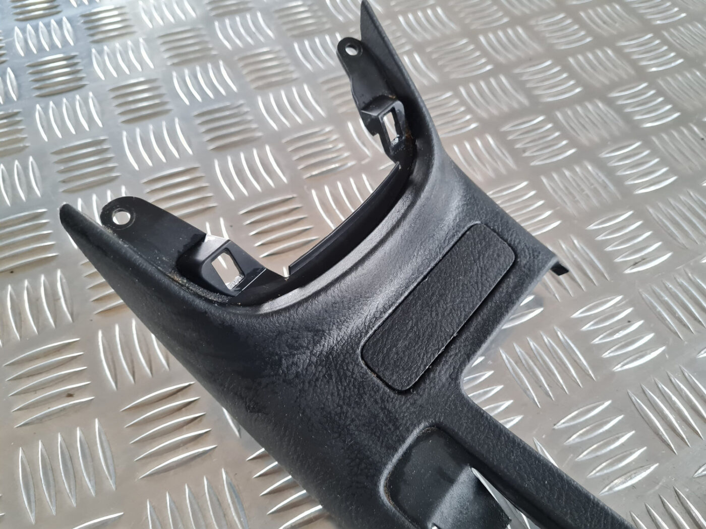 Centrālās konsoles (apdares) vidēja daļa priekš TOYOTA AVENSIS 2007 UNIVERSAL