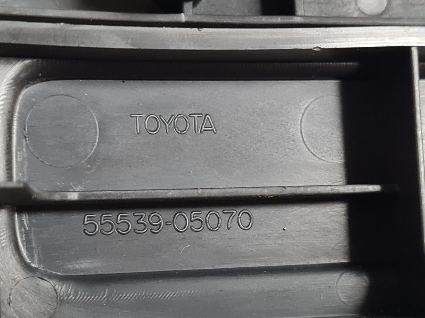 Centrālās konsoles (apdares) vidēja daļa priekš TOYOTA AVENSIS 2007 UNIVERSAL