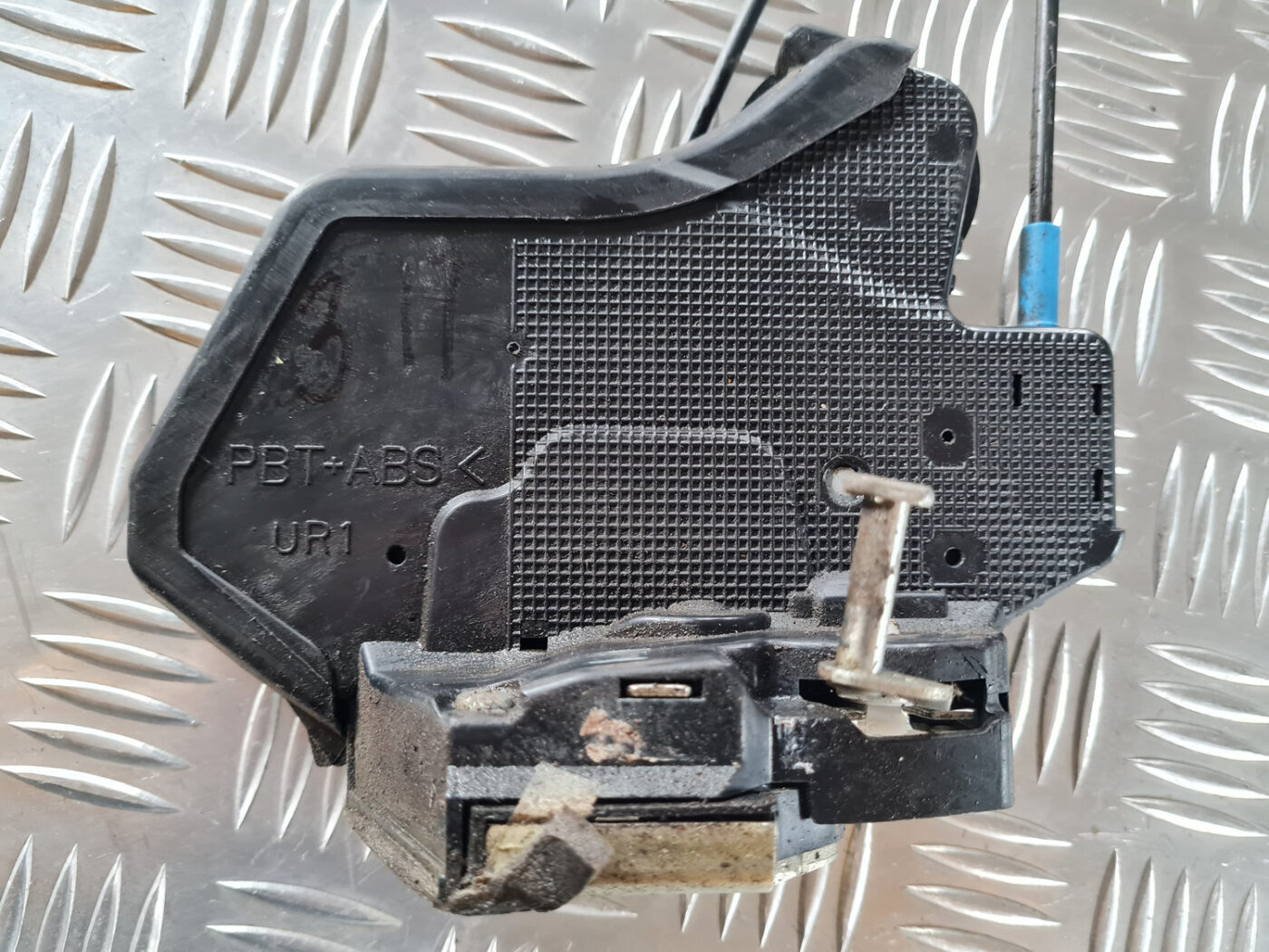 Aizmugurējo labo durvju slēdzene priekš TOYOTA AVENSIS 2007 UNIVERSAL 7 Aizmugurējo labo durvju slēdzene priekš TOYOTA AVENSIS 2007 UNIVERSAL