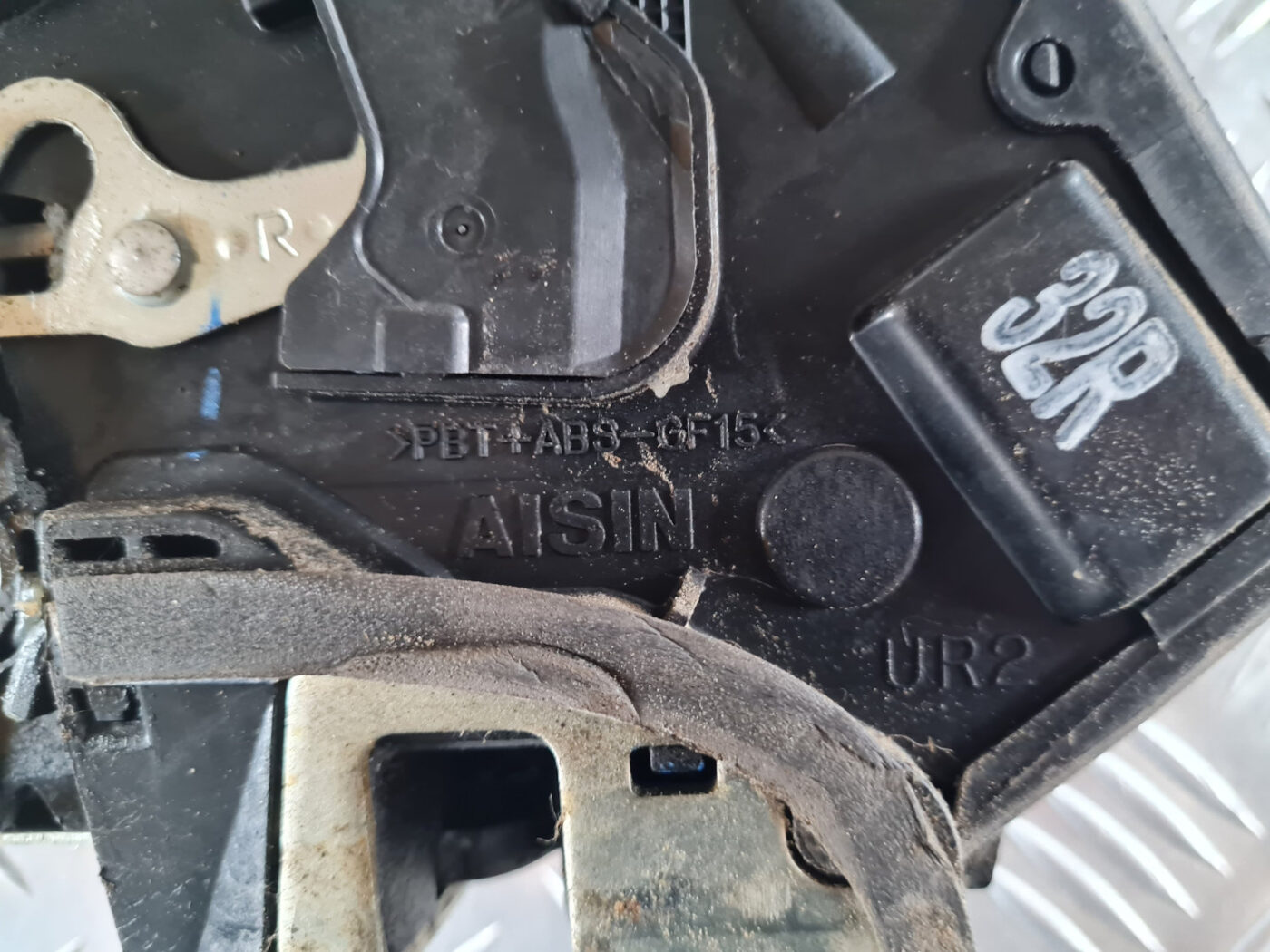 Aizmugurējo labo durvju slēdzene priekš TOYOTA AVENSIS 2007 UNIVERSAL 5 Aizmugurējo labo durvju slēdzene priekš TOYOTA AVENSIS 2007 UNIVERSAL