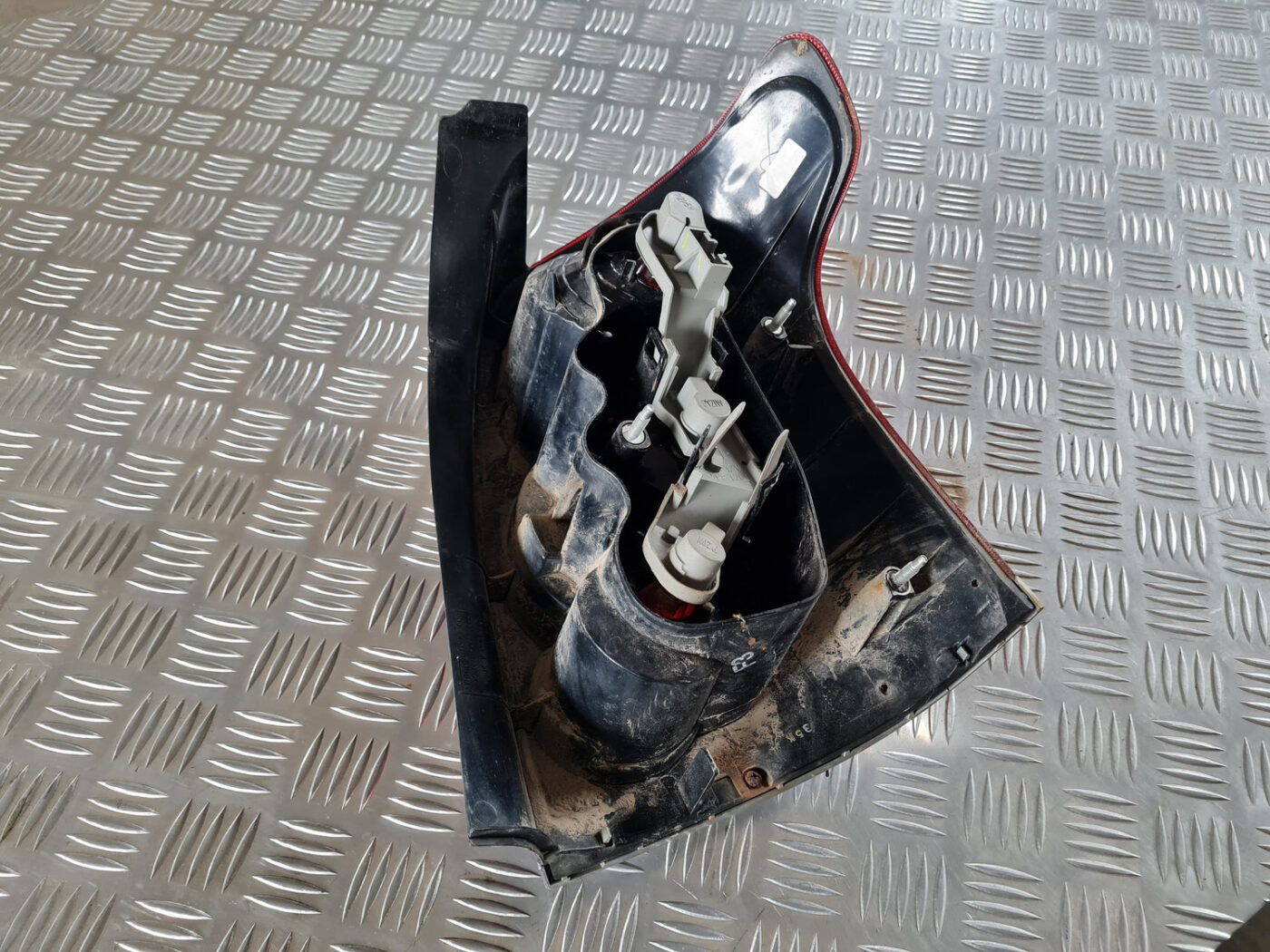 Aizmugurējais kreisais lukturis priekš TOYOTA AVENSIS 2007 UNIVERSAL 5 Aizmugurējais kreisais lukturis priekš TOYOTA AVENSIS 2007 UNIVERSAL