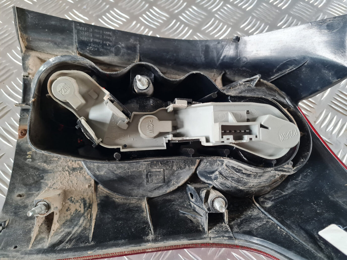 Aizmugurējais kreisais lukturis priekš TOYOTA AVENSIS 2007 UNIVERSAL 4 Aizmugurējais kreisais lukturis priekš TOYOTA AVENSIS 2007 UNIVERSAL