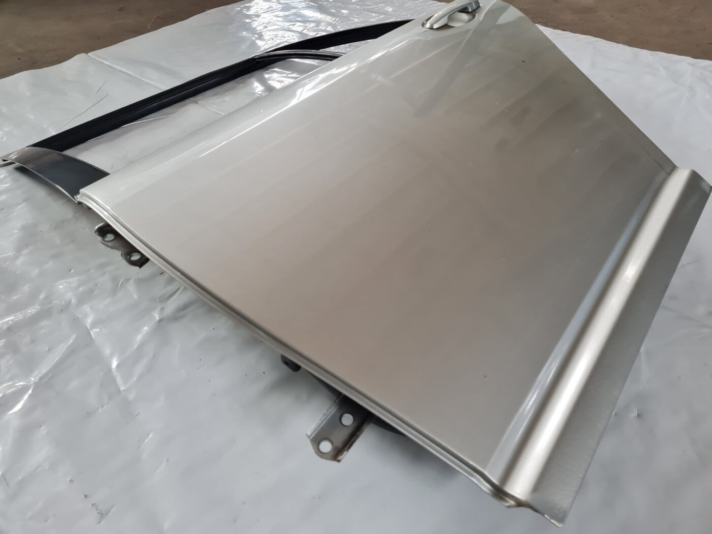 Aizmugurējās kreisās durvis priekš TOYOTA AVENSIS 2007 UNIVERSAL