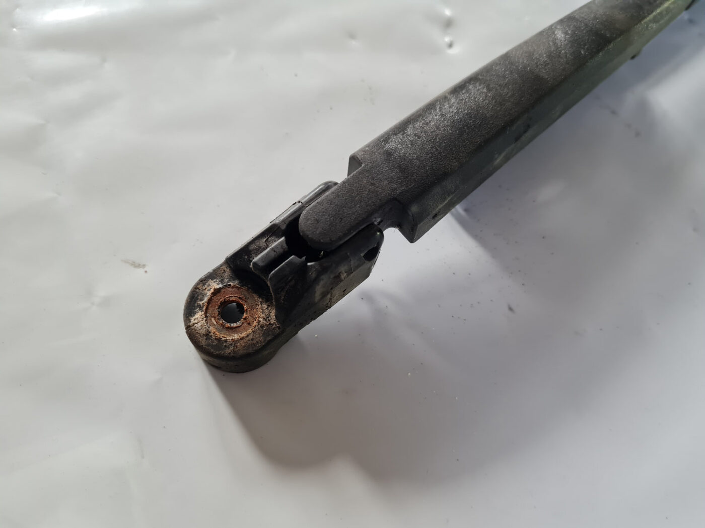 Aizmugurējā loga tīrītāja slotiņa priekš TOYOTA AVENSIS 2007 UNIVERSAL 2 Aizmugurējā loga tīrītāja slotiņa priekš TOYOTA AVENSIS 2007 UNIVERSAL