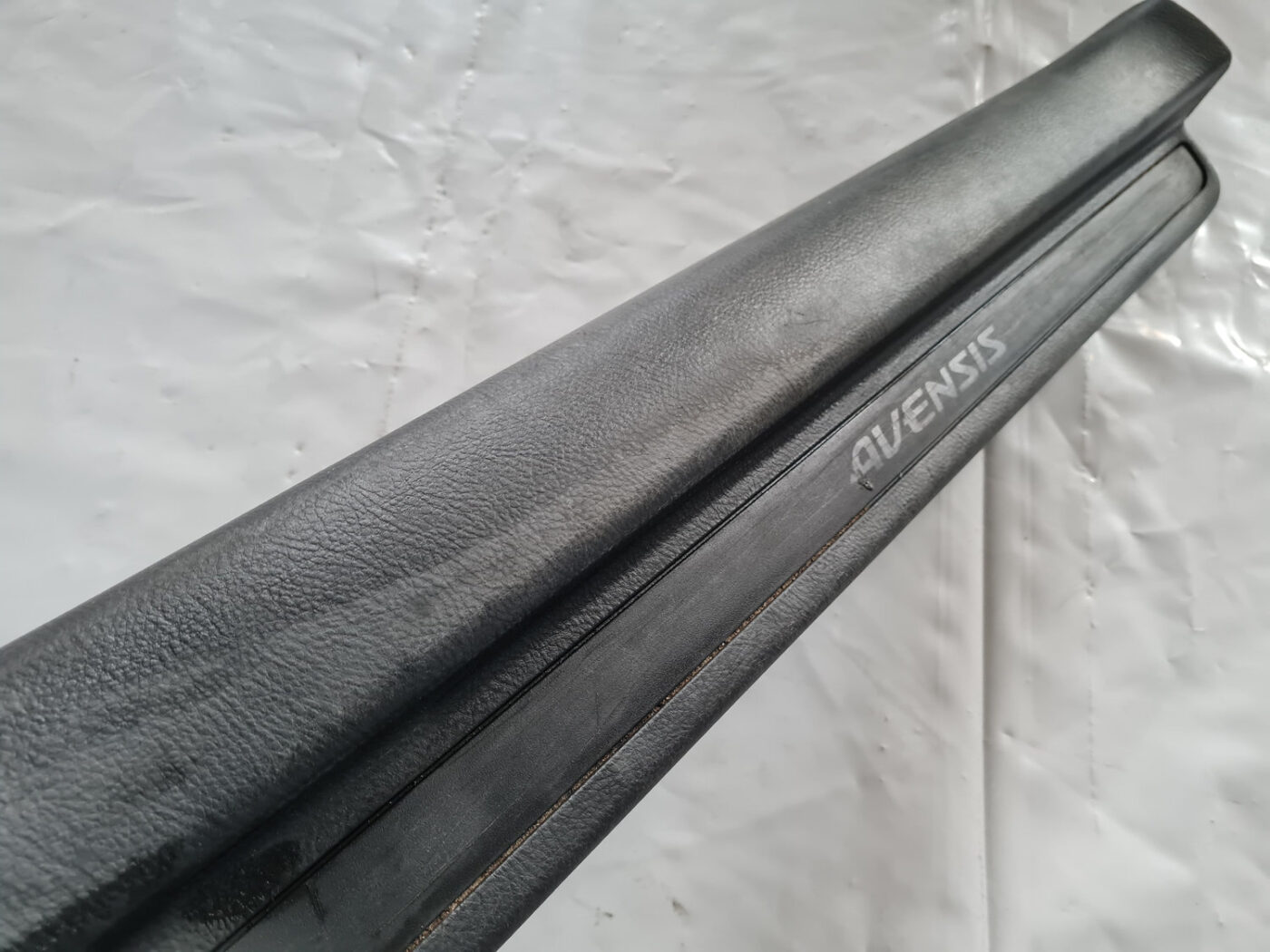 Sliekšņa priekšēja laba uzlika (salonā) priekš TOYOTA AVENSIS 2007 UNIVERSAL 2 Sliekšņa priekšēja laba uzlika (salonā) priekš TOYOTA AVENSIS 2007 UNIVERSAL