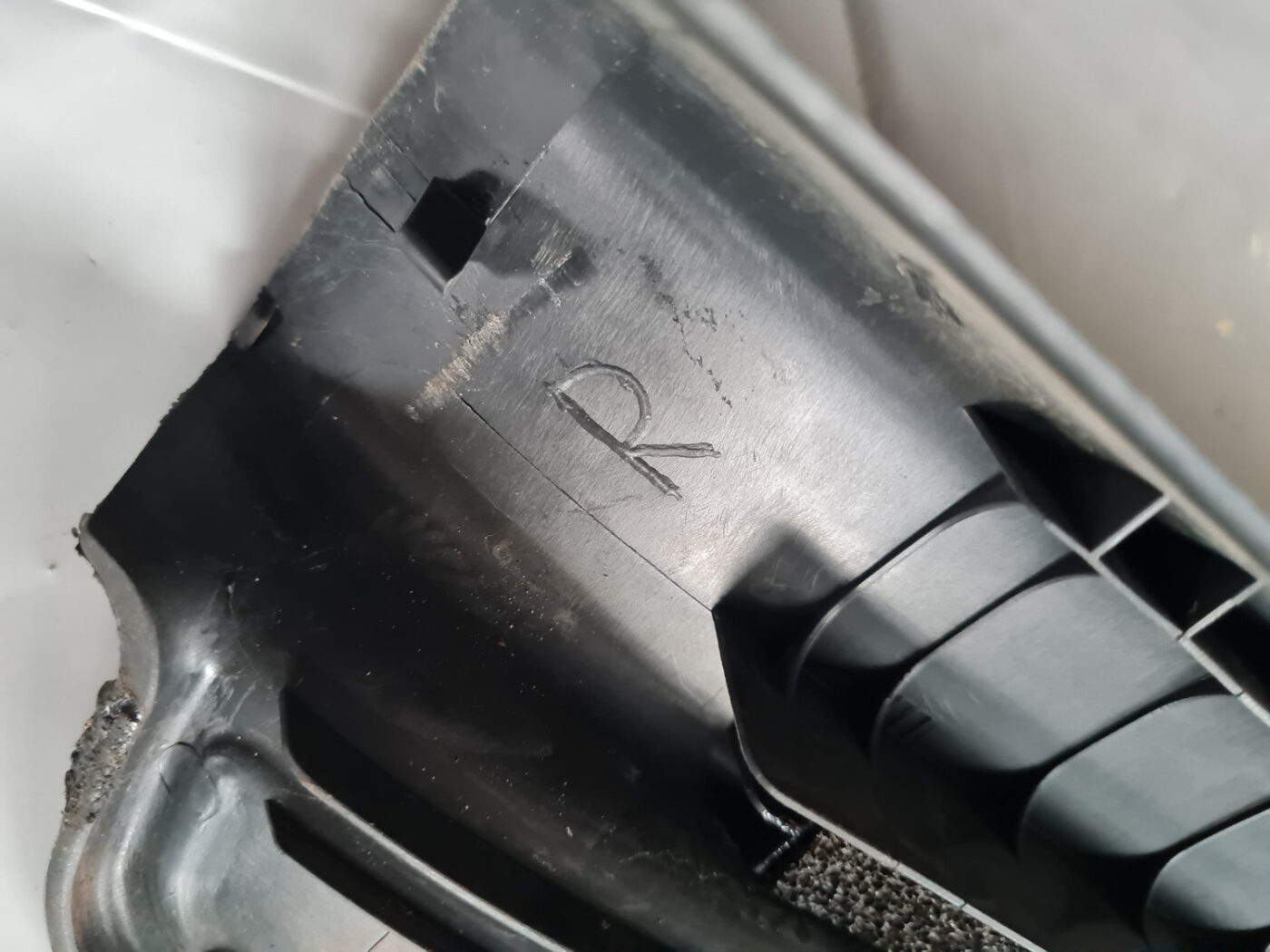 Sliekšņa priekšēja laba uzlika (salonā) priekš TOYOTA AVENSIS 2007 UNIVERSAL 4 Sliekšņa priekšēja laba uzlika (salonā) priekš TOYOTA AVENSIS 2007 UNIVERSAL