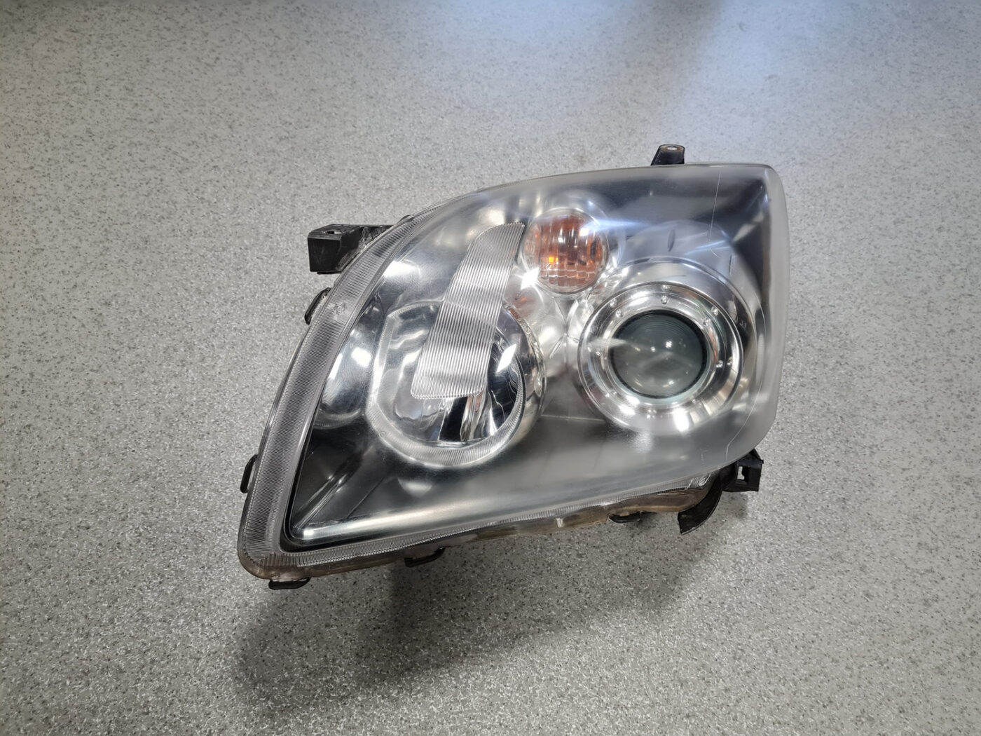 Priekšējais kreisais lukturis priekš TOYOTA AVENSIS 2007 UNIVERSAL