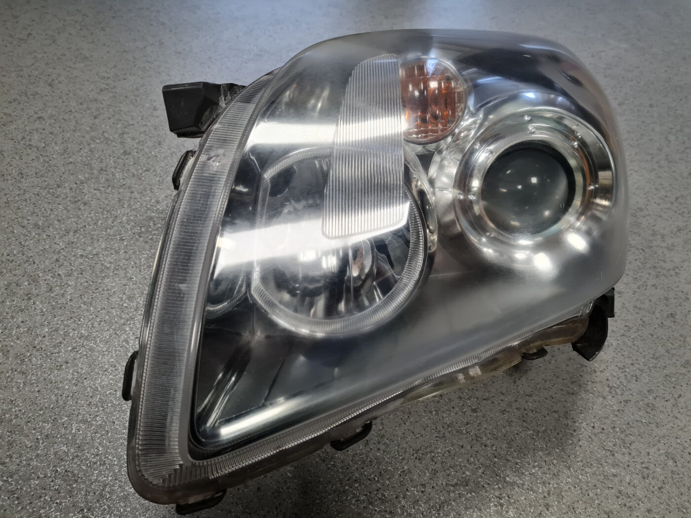 Priekšējais kreisais lukturis priekš TOYOTA AVENSIS 2007 UNIVERSAL