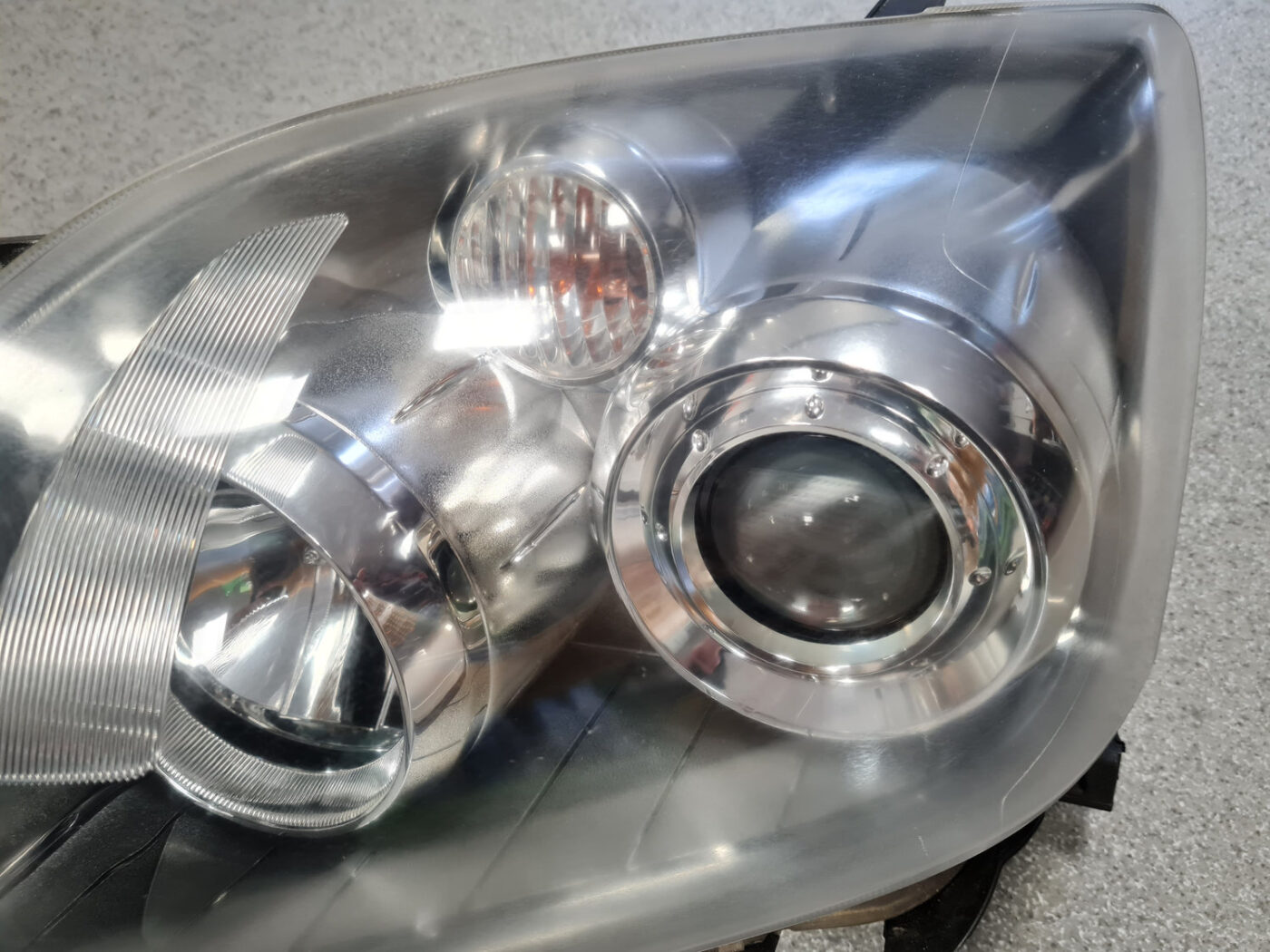 Priekšējais kreisais lukturis priekš TOYOTA AVENSIS 2007 UNIVERSAL