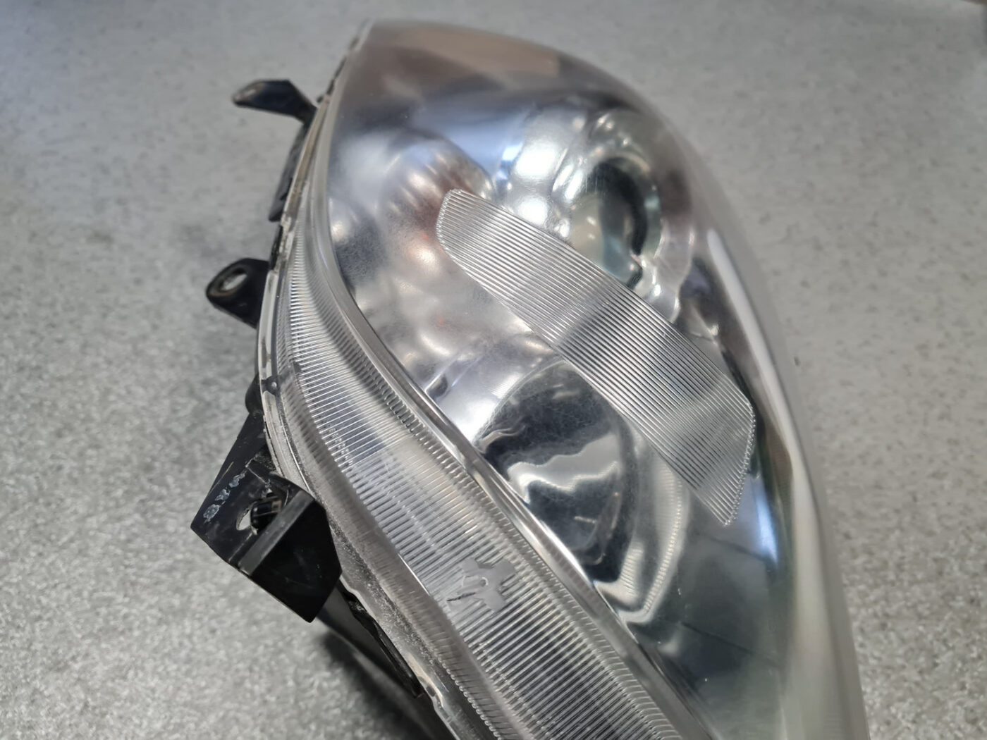 Priekšējais kreisais lukturis priekš TOYOTA AVENSIS 2007 UNIVERSAL