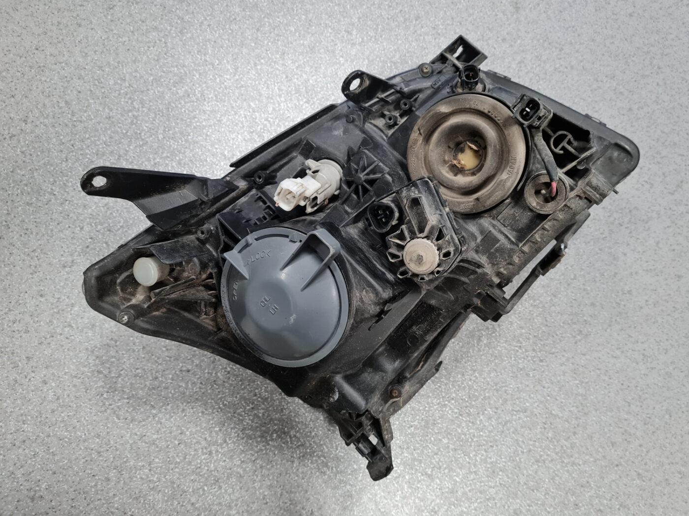 Priekšējais kreisais lukturis priekš TOYOTA AVENSIS 2007 UNIVERSAL