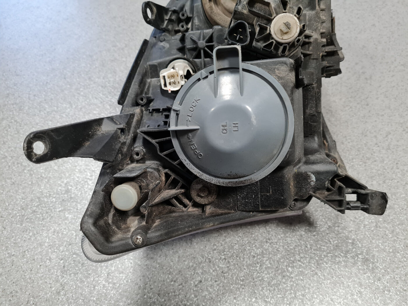 Priekšējais kreisais lukturis priekš TOYOTA AVENSIS 2007 UNIVERSAL