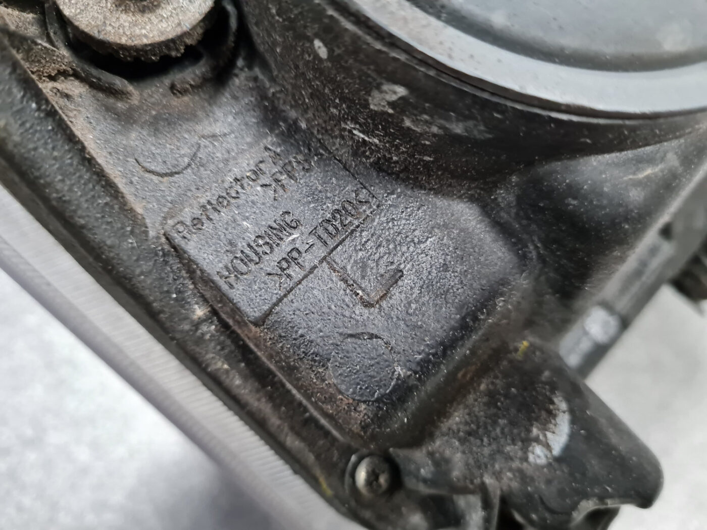 Priekšējais kreisais lukturis priekš TOYOTA AVENSIS 2007 UNIVERSAL