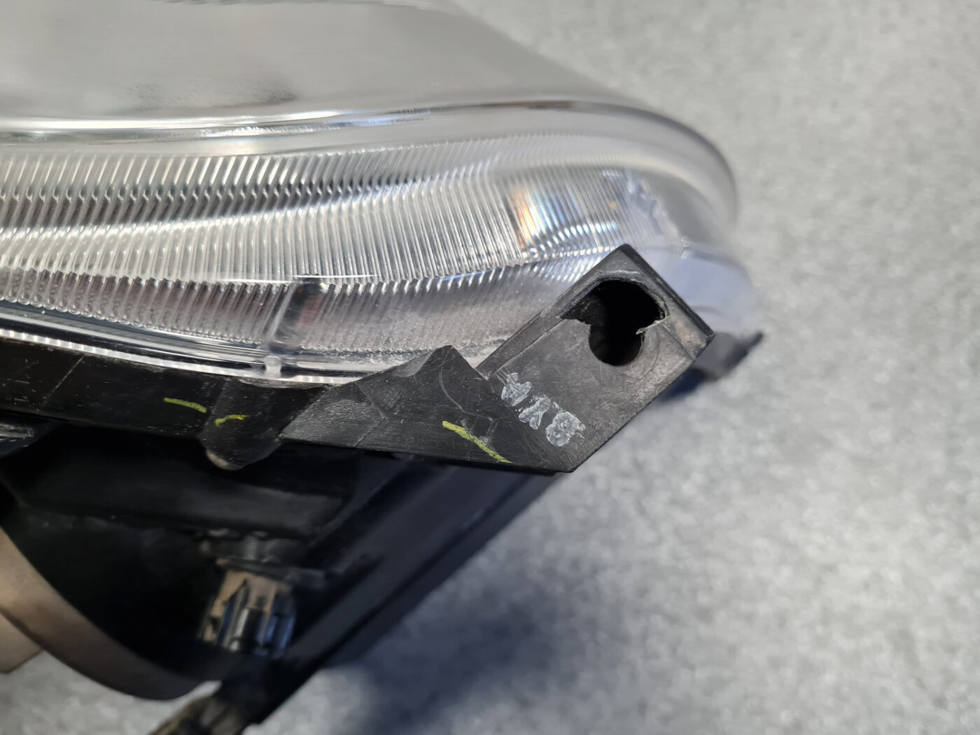 Priekšējais kreisais lukturis priekš TOYOTA AVENSIS 2007 UNIVERSAL