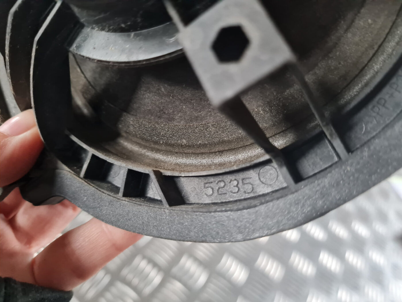 Durvju skaļrunis, apakšā priekš OPEL INSIGNIA 2010 3 Durvju skaļrunis, apakšā priekš OPEL INSIGNIA 2010