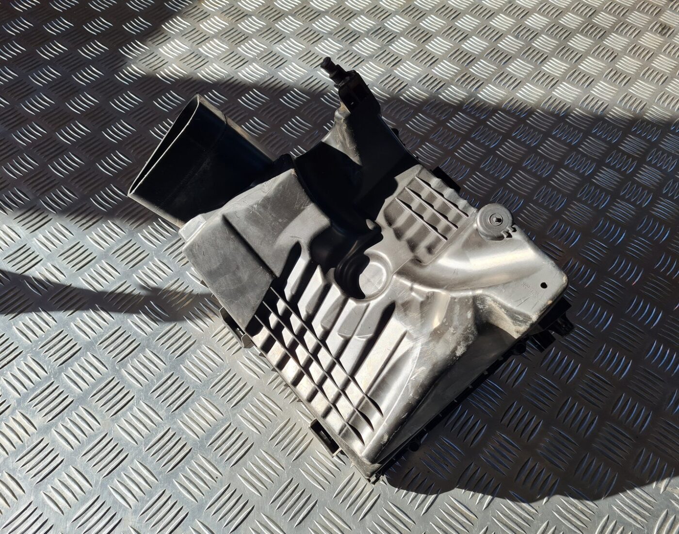 Gaisa filtra korpuss priekš OPEL INSIGNIA 2010 2 Gaisa filtra korpuss priekš OPEL INSIGNIA 2010