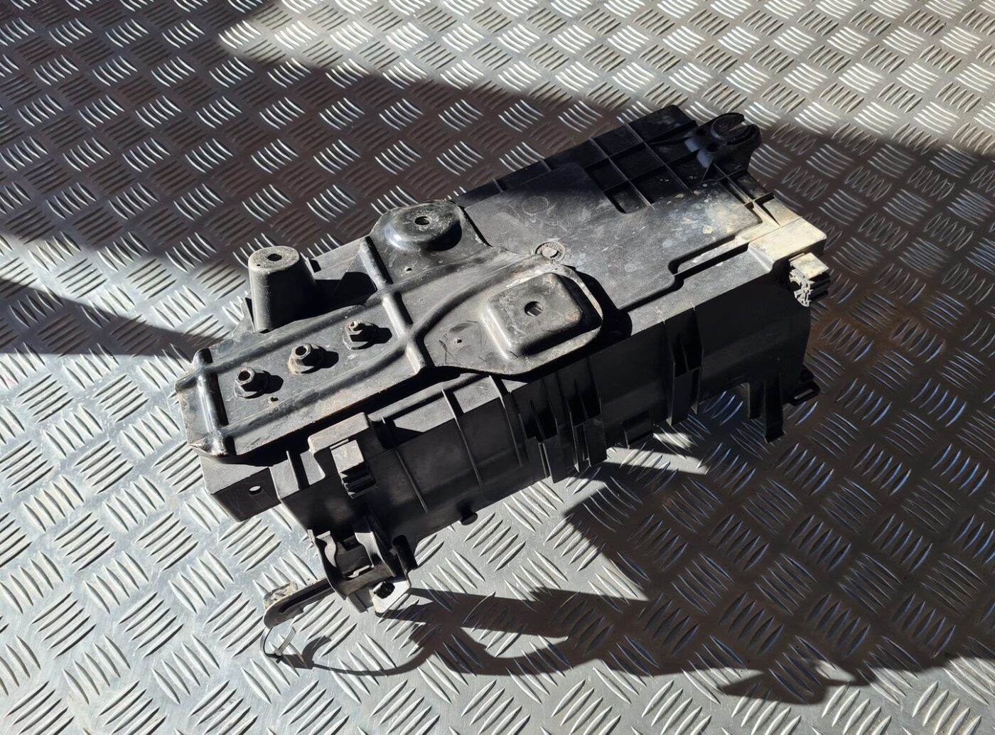 Akumulatora stiprināšanas korpuss priekš OPEL INSIGNIA 2010 2 Akumulatora stiprināšanas korpuss priekš OPEL INSIGNIA 2010