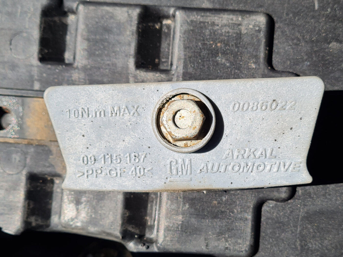 Akumulatora stiprināšanas korpuss priekš OPEL INSIGNIA 2010 3 Akumulatora stiprināšanas korpuss priekš OPEL INSIGNIA 2010