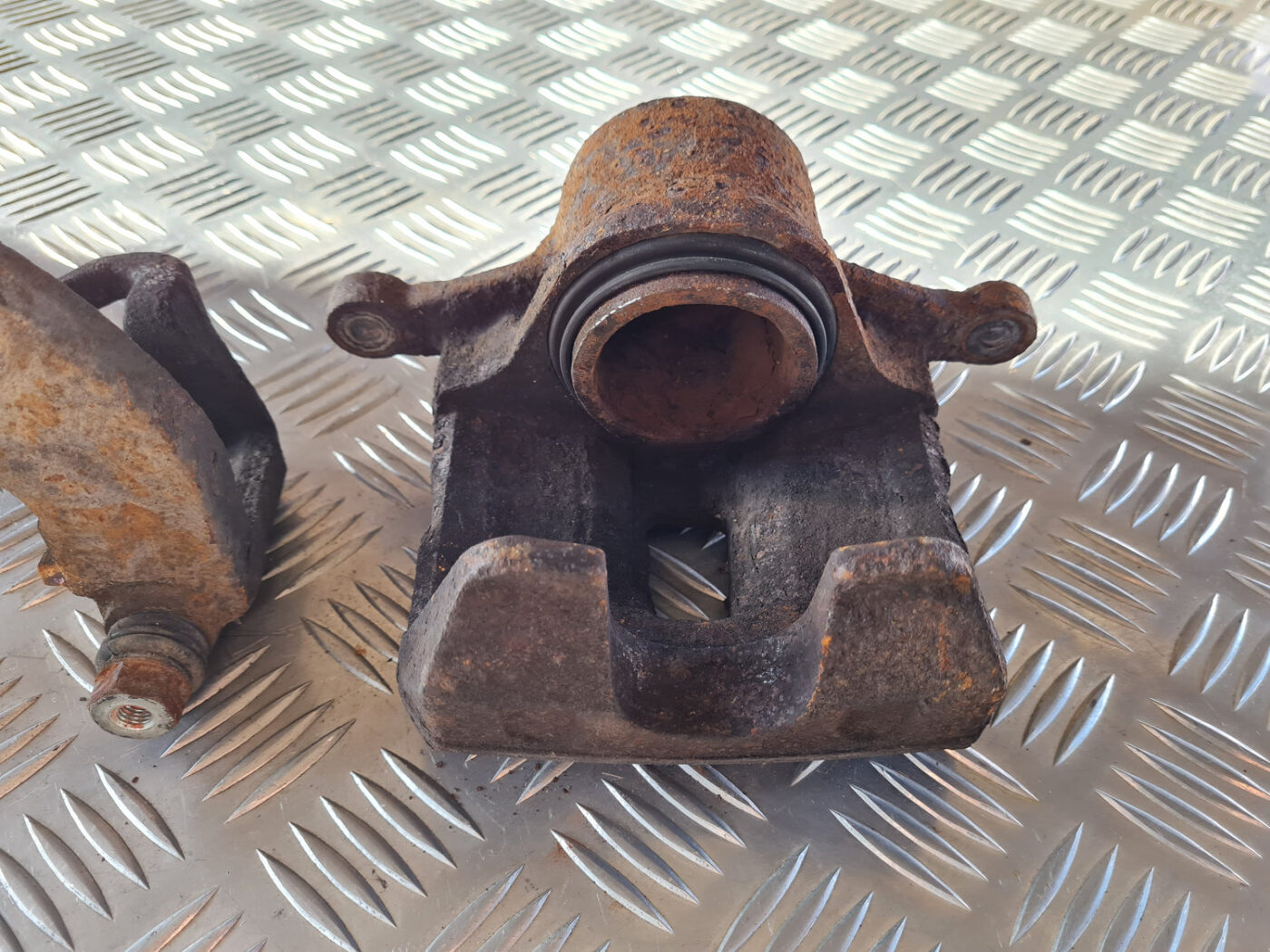 Priekšējais kreisais suports priekš OPEL INSIGNIA 2010