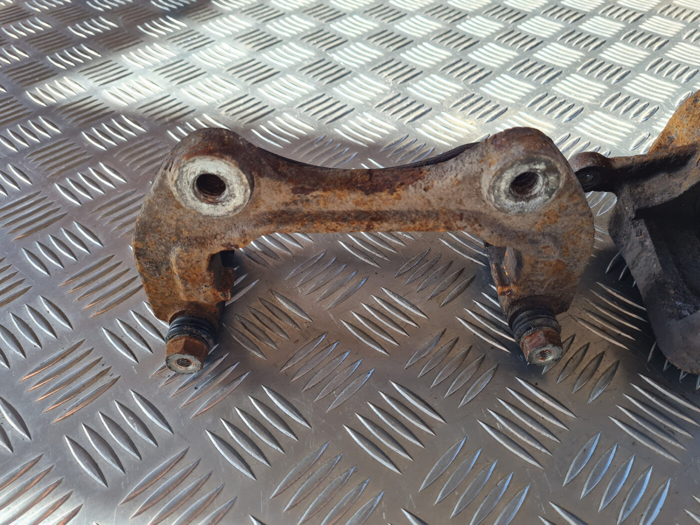 Priekšējais kreisais suports priekš OPEL INSIGNIA 2010