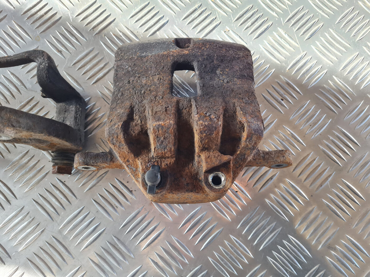 Priekšējais kreisais suports priekš OPEL INSIGNIA 2010