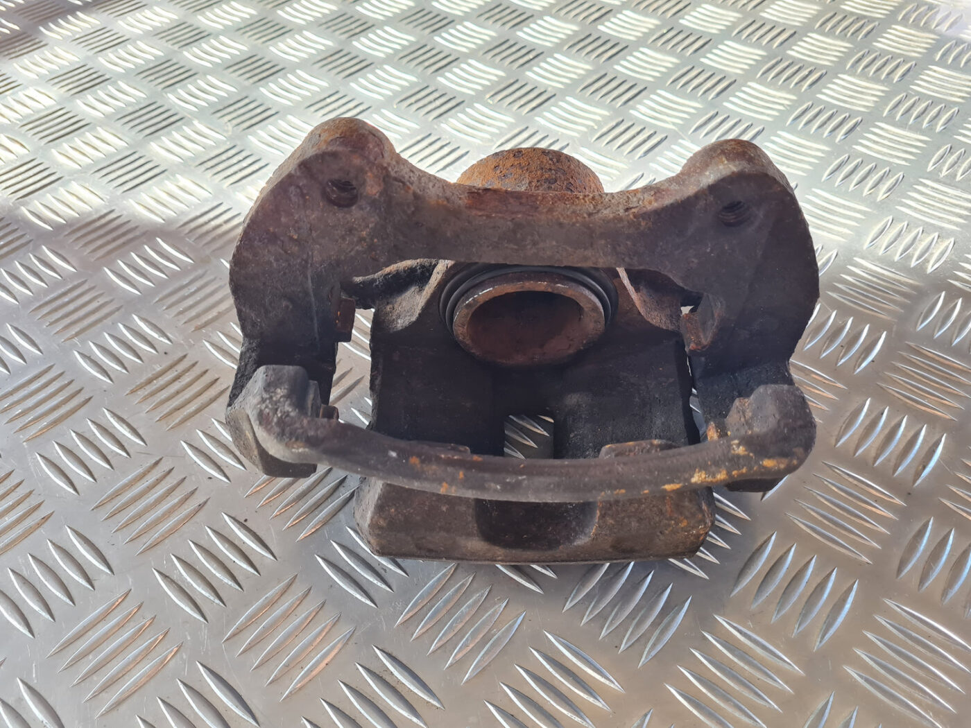 Priekšējais kreisais suports priekš OPEL INSIGNIA 2010