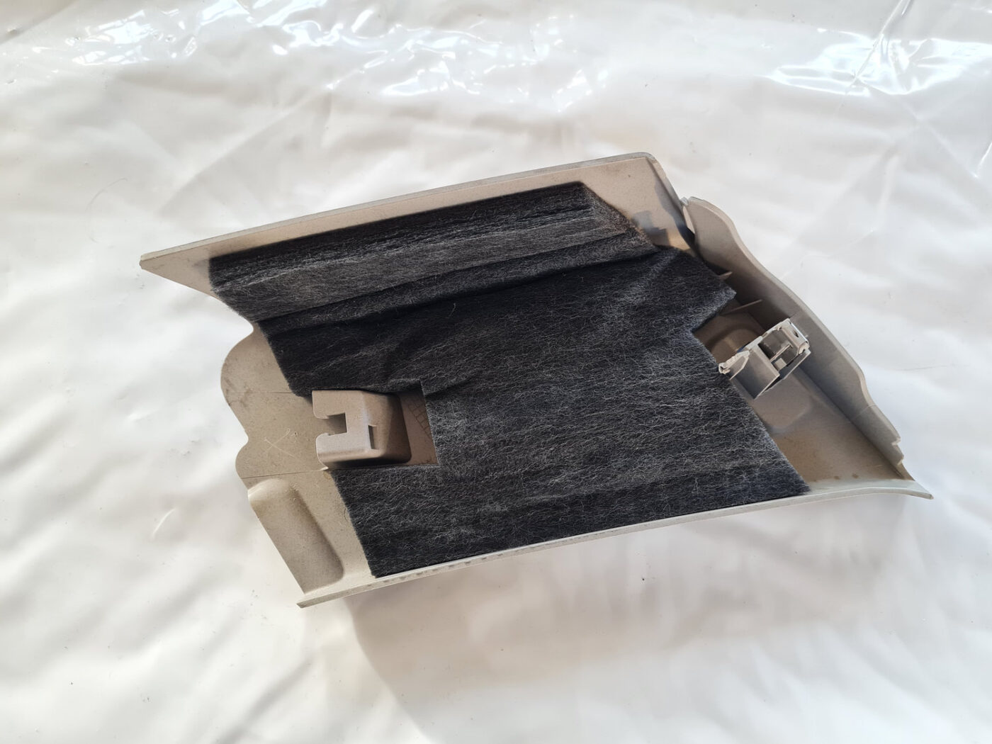 Aizmugurējas salona statnes apdare priekš OPEL INSIGNIA 2010 2 Aizmugurējas salona statnes apdare priekš OPEL INSIGNIA 2010