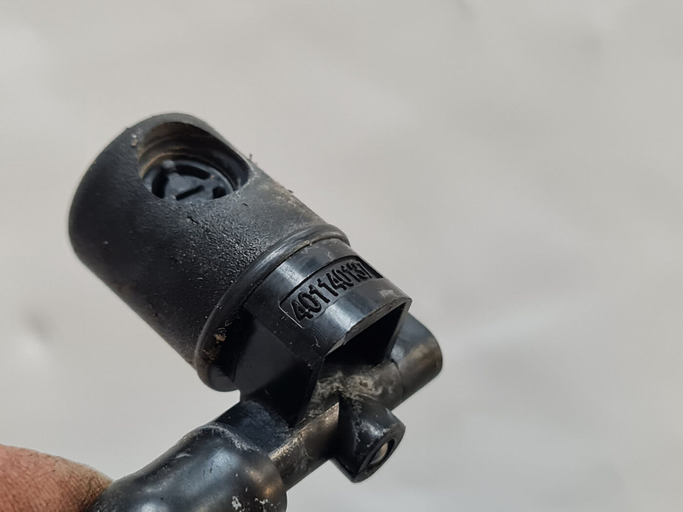 Vējstikla mazgāšanas šķidruma sprausla priekš OPEL INSIGNIA 2010