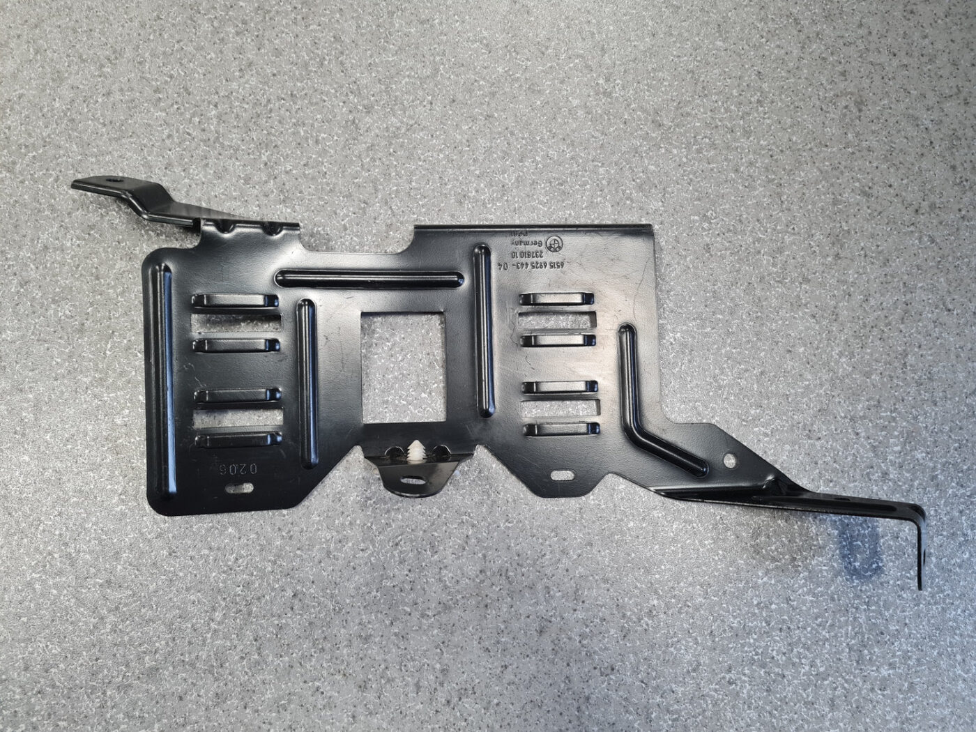 Audio pastiprinātāja kronšteins priekš BMW 525 E60 2004 BLACK 2 Audio pastiprinātāja kronšteins priekš BMW 525 E60 2004 BLACK