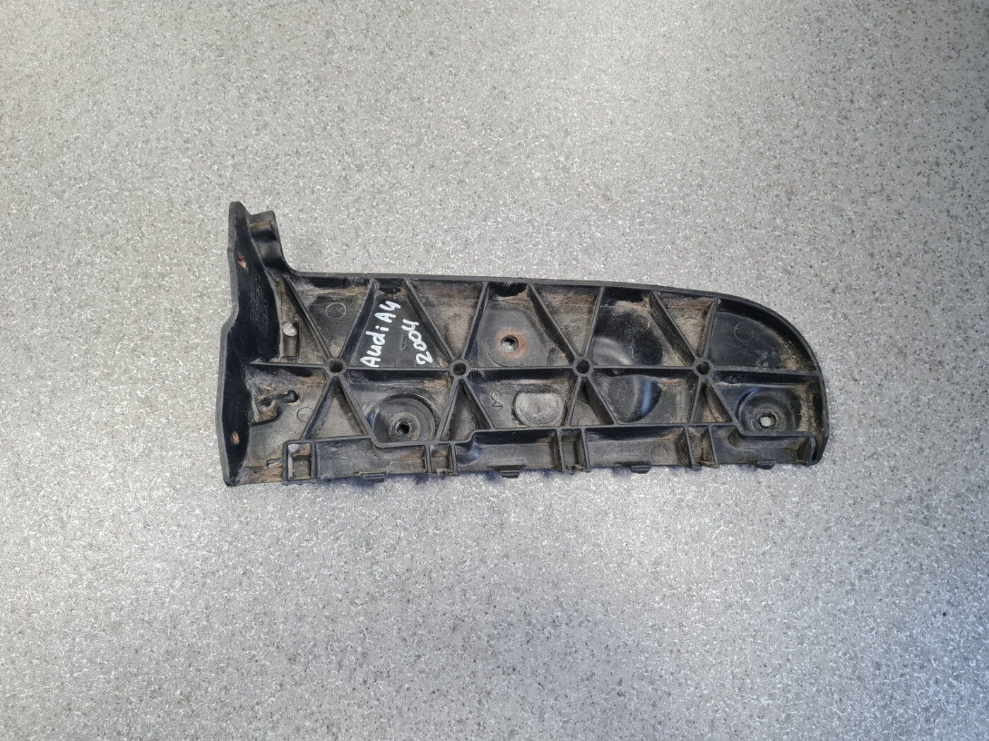 Aizmugurēja bufera kronšteins priekš AUDI A4 2004 2 Aizmugurēja bufera kronšteins priekš AUDI A4 2004