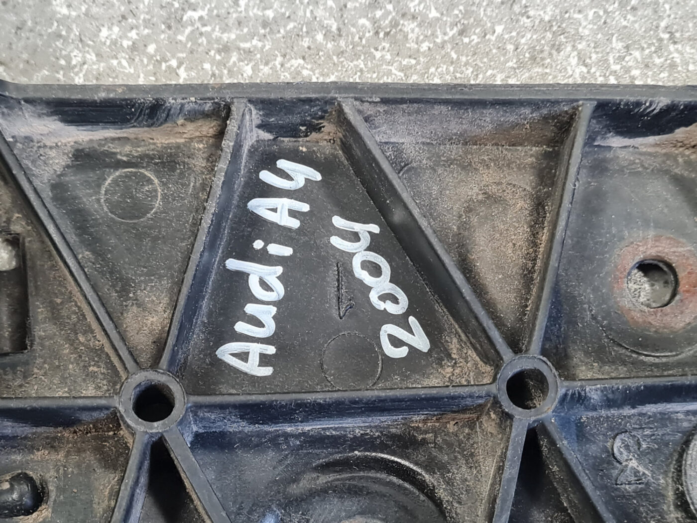 Aizmugurēja bufera kronšteins priekš AUDI A4 2004 5 Aizmugurēja bufera kronšteins priekš AUDI A4 2004