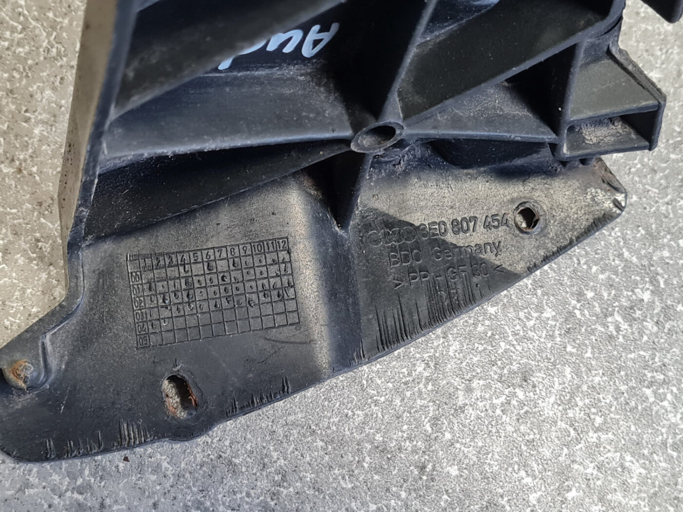 Aizmugurēja bufera kronšteins priekš AUDI A4 2004 3 Aizmugurēja bufera kronšteins priekš AUDI A4 2004