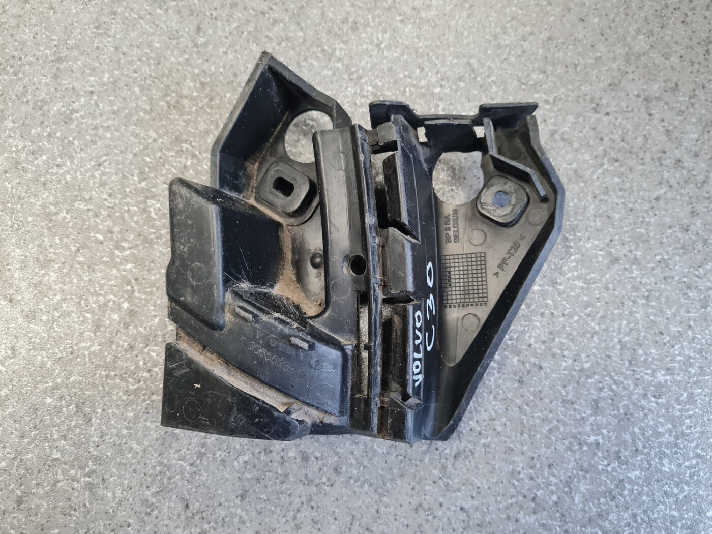 Priekšējā spārna un bufera stiprinājums priekš VOLVO C30 2008 BLACK 2 Priekšējā spārna un bufera stiprinājums priekš VOLVO C30 2008 BLACK