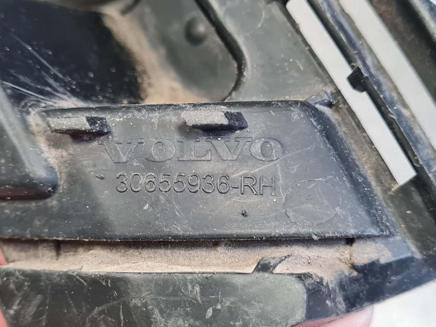 Priekšējā spārna un bufera stiprinājums priekš VOLVO C30 2008 BLACK 4 Priekšējā spārna un bufera stiprinājums priekš VOLVO C30 2008 BLACK