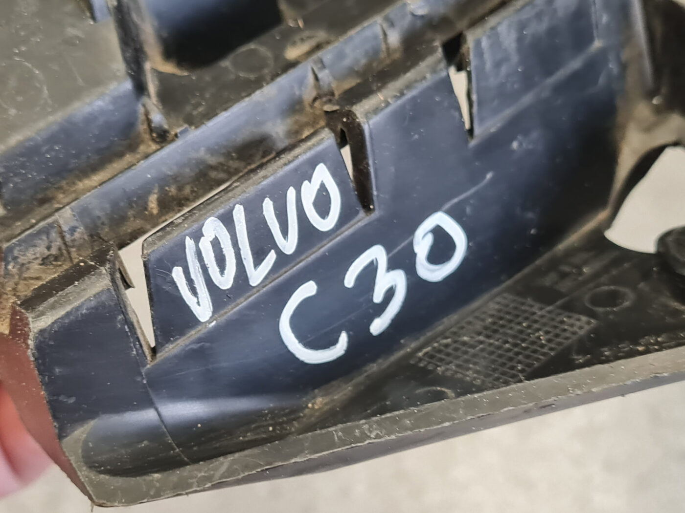 Priekšējā spārna un bufera stiprinājums priekš VOLVO C30 2008 BLACK 3 Priekšējā spārna un bufera stiprinājums priekš VOLVO C30 2008 BLACK