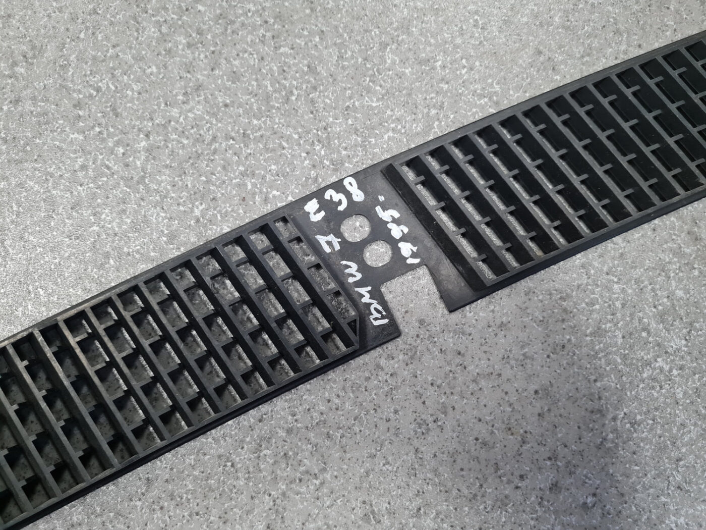 Vējstikla uzlikas (deflektora) režģis priekš BMW 7 E38 1998-2001 2 Vējstikla uzlikas (deflektora) režģis priekš BMW 7 E38 1998-2001