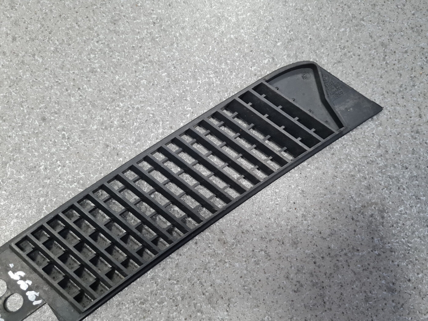 Vējstikla uzlikas (deflektora) režģis priekš BMW 7 E38 1998-2001 6 Vējstikla uzlikas (deflektora) režģis priekš BMW 7 E38 1998-2001