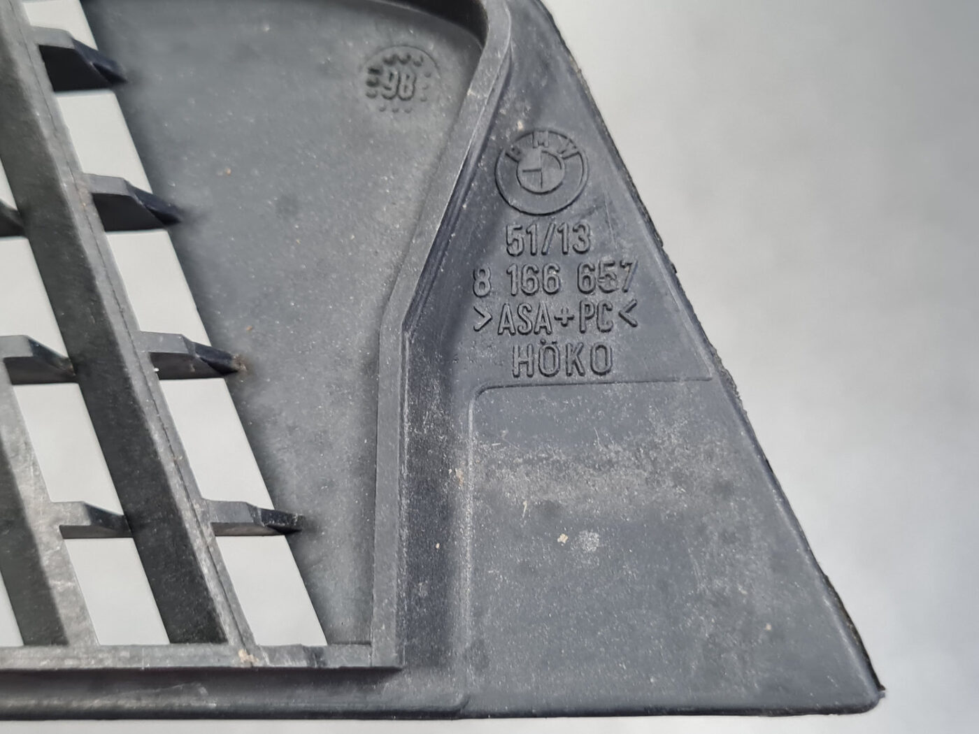 Vējstikla uzlikas (deflektora) režģis priekš BMW 7 E38 1998-2001 4 Vējstikla uzlikas (deflektora) režģis priekš BMW 7 E38 1998-2001