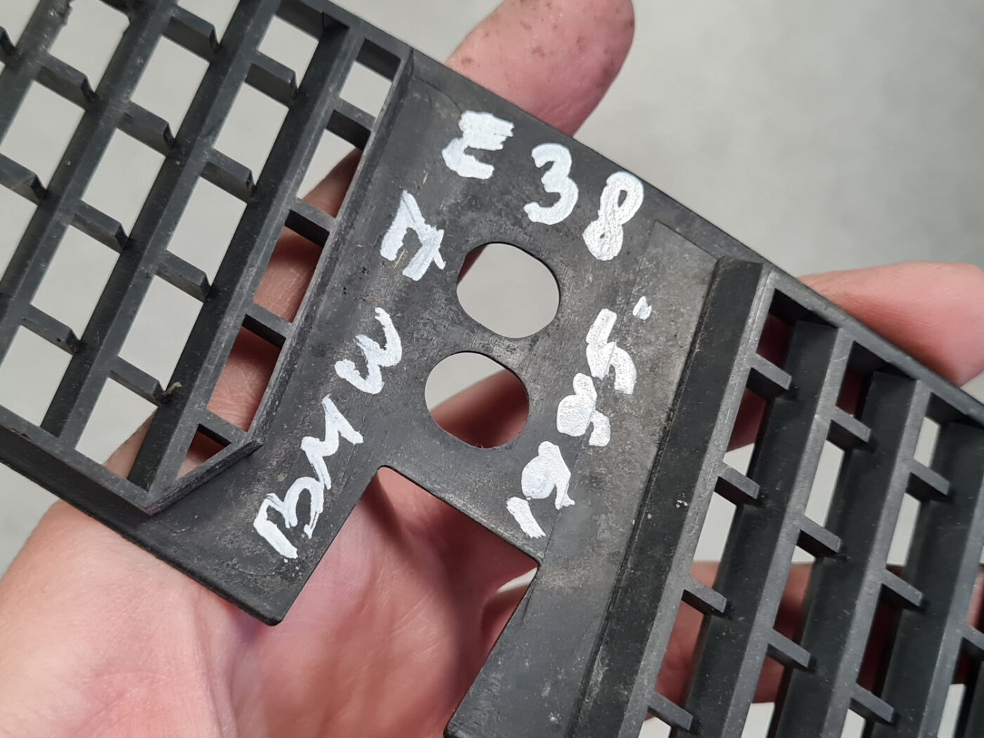 Vējstikla uzlikas (deflektora) režģis priekš BMW 7 E38 1998-2001 3 Vējstikla uzlikas (deflektora) režģis priekš BMW 7 E38 1998-2001