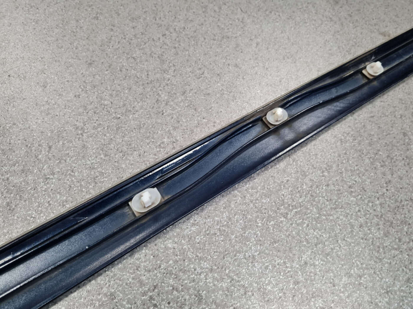 Priekšējo labo durvju moldings priekš PEUGEOT 607 2010