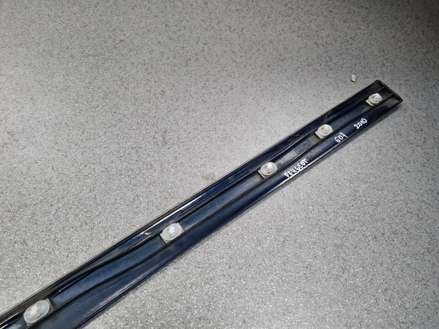 Priekšējo labo durvju moldings priekš PEUGEOT 607 2010